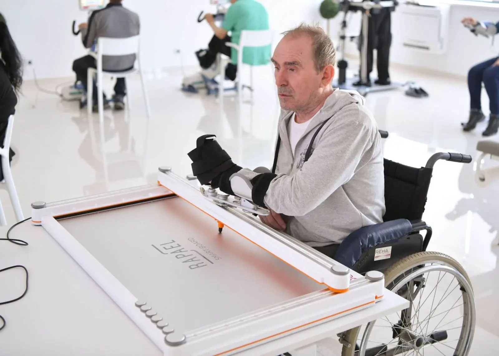 Robotska neurorehabilitacija Poliklinika Neuromedic