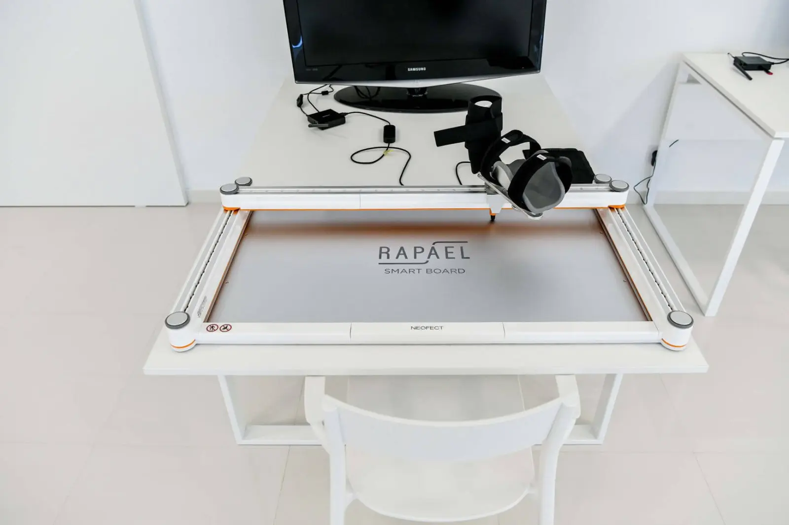 Robotska neurorehabilitacija Poliklinika Neuromedic