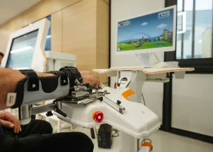 Robotska neurorehabilitacija Poliklinika Neuromedic